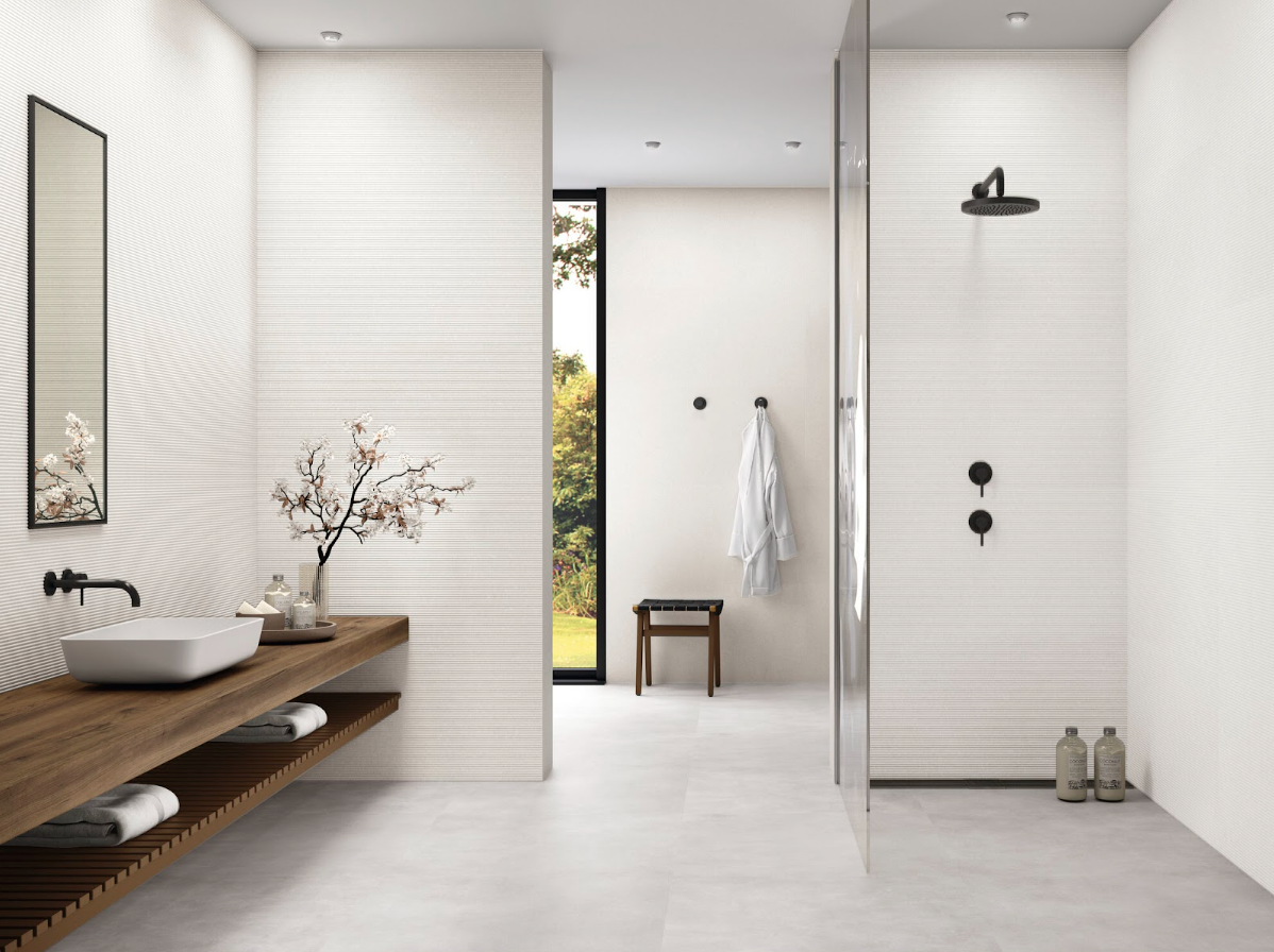 Spacious bathroom design featuring large-format marble-effect tiles.